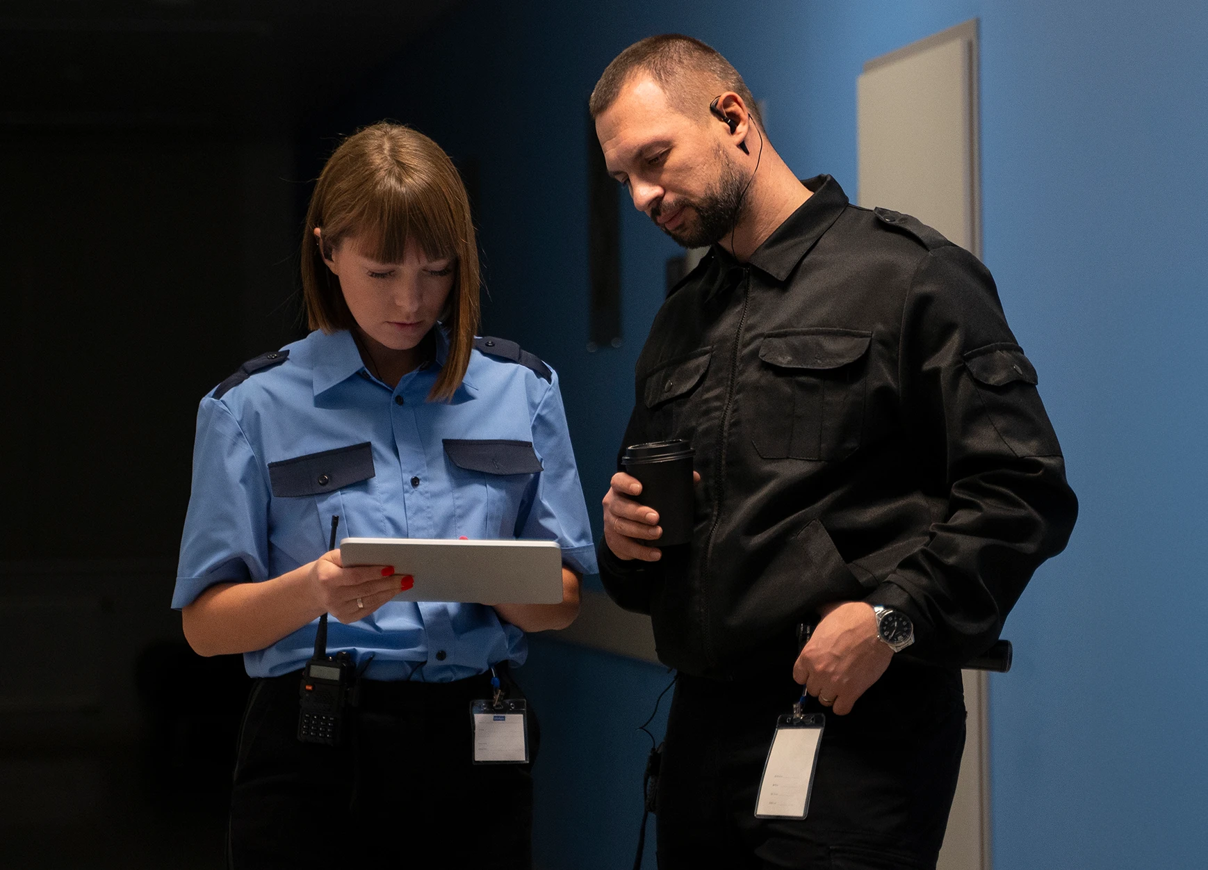 agentes de seguridad revisando la planilla