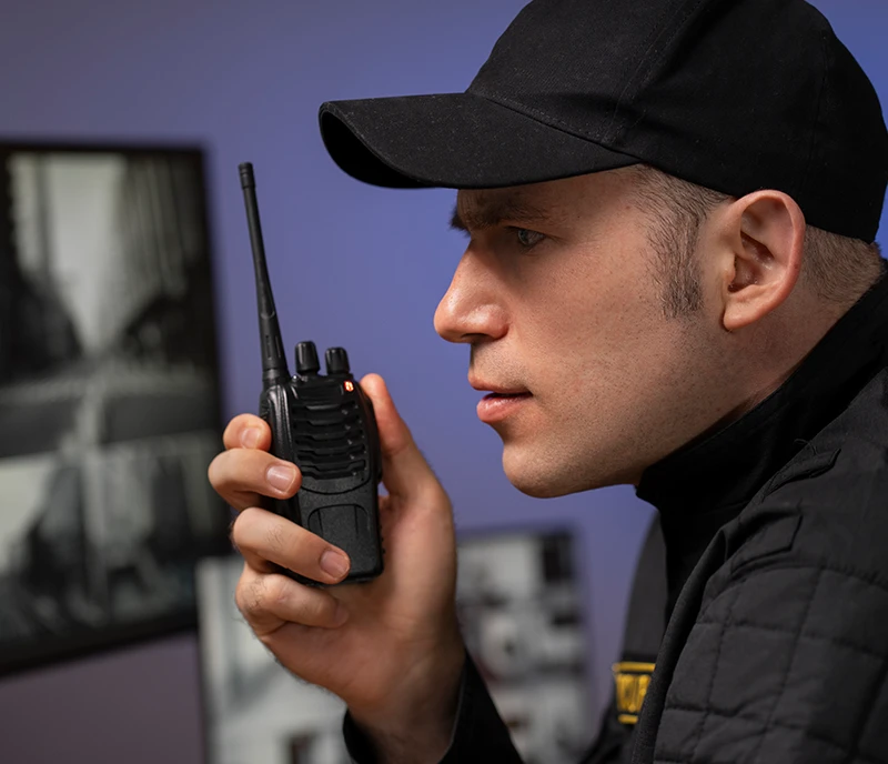 agente de seguridad reportando por radio