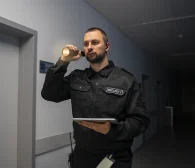 vigilante haciendo ronda en hospital